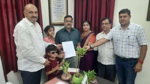 जिला उपभोक्ता विवाद प्रतितोष आयोग में अशोक सैन ने परिवार के साथ आकर फ्लैट की चाबी ली