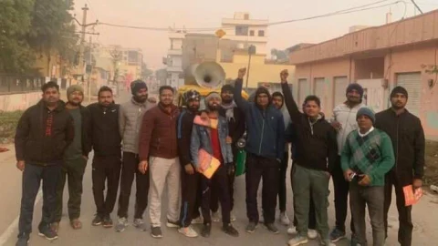 युवाओं पर चढ़ने लगा आनन्दोत्सव का रंग