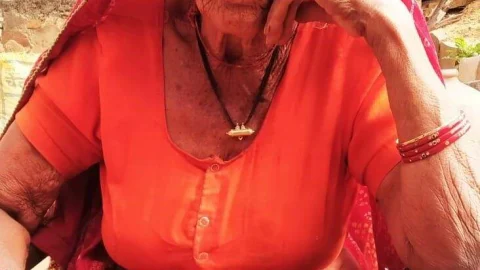 आवारा सांड की टक्कर से 80 वर्षीय वृद्धा की हुई मौके पर मौत