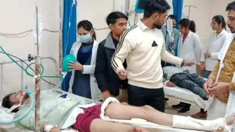 अचानक गोवंश आने से बाइक सवार हुए हादसे के शिकार