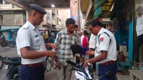 बिना हेलमेट एवं बिना लाइसेंस वालों के काटे चालान