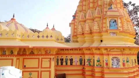 पहाड़ी तलहटी में विशाल 450 साल पुराना मंदिर जिससे आप हैं अनजान
