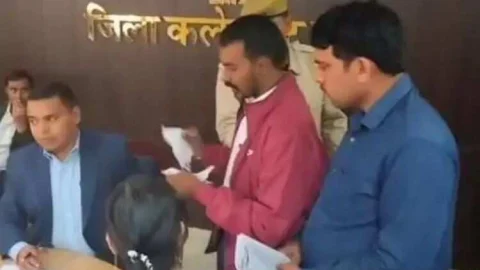 अजब नजारा : कलेक्टर को जन सुनवाई में दिया गुलाब का फूल और समस्या का ज्ञापन फाड़ा