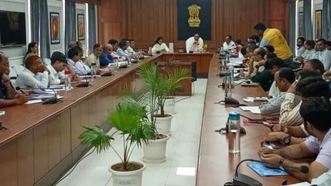 सम्पर्क पोर्टल के प्रकरणों को 13 अक्टूबर  तक निस्तारण करना सुनिश्चित करें – जिला कलेक्टर