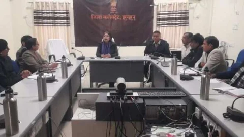 जिला कलक्टर ने शिक्षा विभाग के अधिकारियों के साथ की बैठक