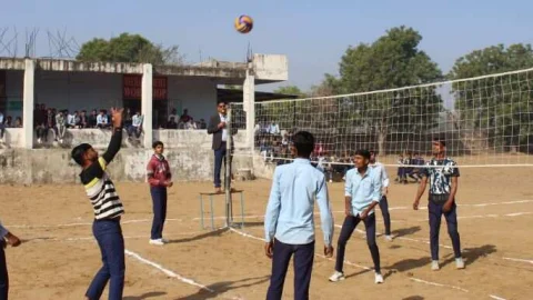 खेल-कूद प्रतियोगिता के क्वार्टर फाइनल एवं सेमीफाइनल मैच में हुआ टीमों के बीच कड़ा मुकाबला