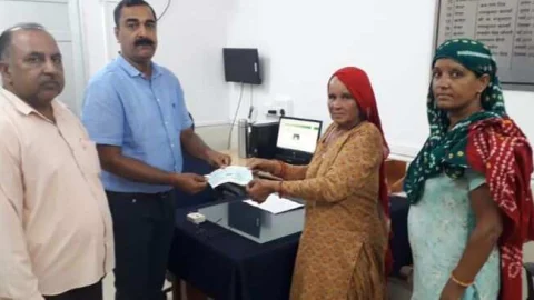 शहीद तेजवीर सिंह के परिजनों को सौंपा 5 लाख रुपए सहायता राशि का चैक