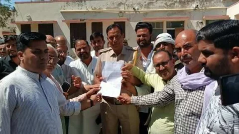 चोरी का खुलासा नहीं होने से गुस्साए ग्रामीण पहुंचे थाने