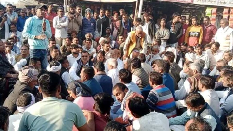 दलित की पिटाई के बाद हुई मौत के मामले में संघर्ष समिति द्वारा आंदोलन