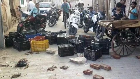 खुले में मीट फेंकने को लेकर घरों में रहने वाले लोगों ने जताया विरोध