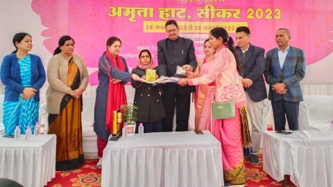 अमृता हाट मेले का हुआ समापन, महिलाओं व बच्चों ने जमकर की खरीदारी