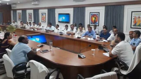 विद्यार्थी उपस्थिति में कम प्रतिशत रहने वाले ब्लॉकों के टीचर्स की सैलरी रोकने एवं नोटिस जारी करने के दिए निर्देश