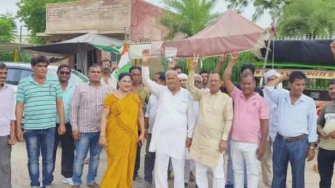 राहुल गांधी की संसद सदस्यता बहाली पर कांग्रेस का्र्यकर्ताओं ने पटाख़े फोड़ बांटी मिठाई