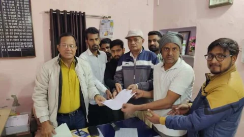 सड़क किनारे खड़े ओवरलोड वाहनों पर कार्यवाही की मांग