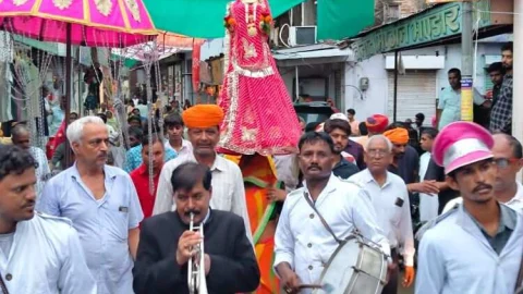 बारिश की हल्की बूंदों में निकली तीज की शाही सवारी