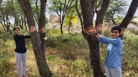 रक्षाबंधन पर क्यामसरिया बहनों ने एक हजार पेड़ों के राखी बांधी