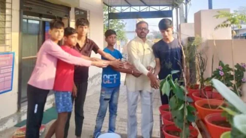 दैनिक योगकक्षा प्रांगण में किया औषधिय पौधो का रोपण