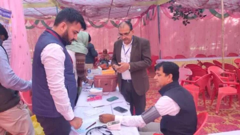 सीएमएचओ डॉ डाँगी ने केम्प में अपना बीपी चेक करवाया