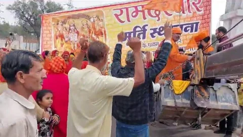 सालासर रोड स्थित स्वागत द्वारा पर लगी राम दरबार की मूर्तियां