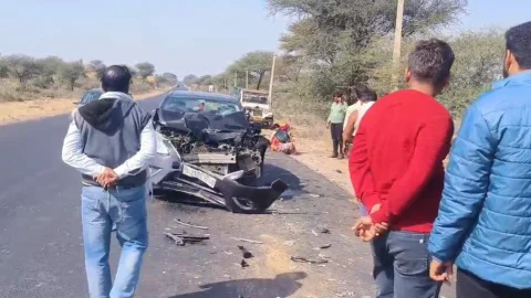 नेशनल हाईवे 11 पर टैक्टर के पीछे टकराई कार