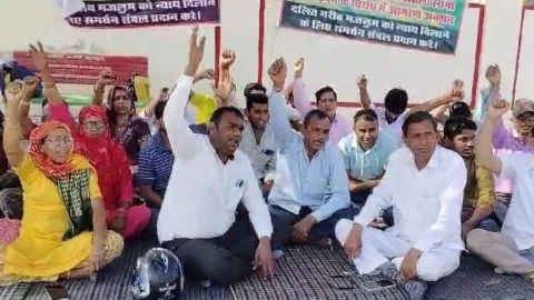 झुंझुनू में बहुजन समाज के कार्यकर्ता बैठे धरने पर