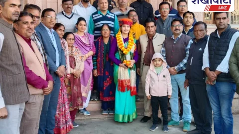 छात्रा नेहा शर्मा मॉक विधानसभा में भाग लेकर लौटी, सम्मान