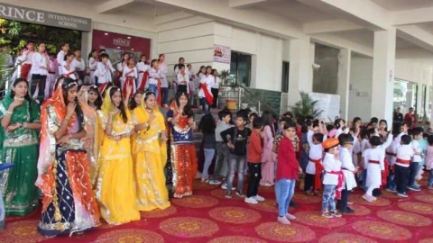 फाल्गुनी धुनों पर थिरके प्रिंसियंस, दसवीं के टॉपर्स का किया सम्मान