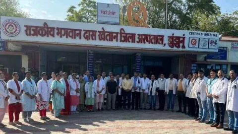 सेवारत चिकित्सको ने काला दिवस मनाया