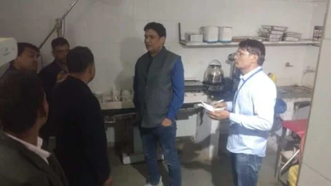 चिकित्सा अधिकारियों ने किया संस्थानों का औचक निरीक्षण