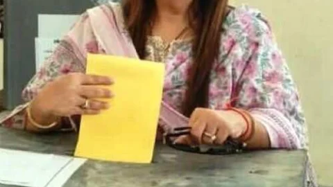 जिले की प्रथम नागरिक एवं जिला निर्वाचन अधिकारी ने डाला अपना वोट