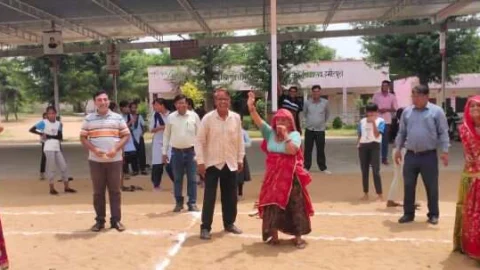 ग्रामीण महिलाओं ने पारम्परिक वेशभूषा में खेली कबड्डी