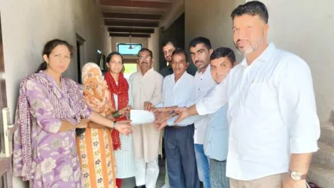 आधार ऑपरेटर की मृत्यु पर परिवार को आर्थिक सम्बल हेतू आई.टी. यूनियन झुंझुनूं पहुंची जहांगीर के घर