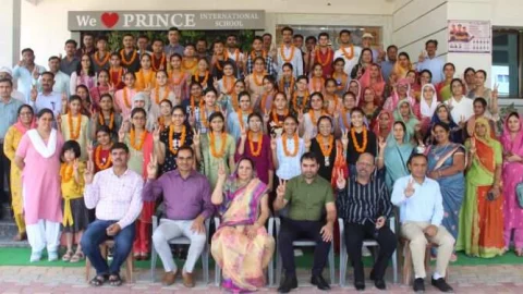 डिफेंस पब्लिक स्कूल में टॉपर्स को किया सम्मानित