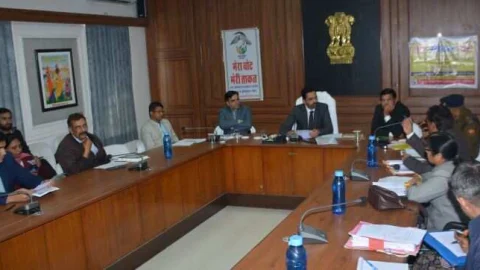 शिक्षण संस्थानों के 200 मीटर की परिधि में संचालित शराब ठेकों के संबंध में आबकारी विभाग जांच कर ठोस कार्यवाही करें – जिला कलेक्टर