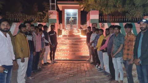 शहीद इंद्र सिंह सैनी स्मारक पर कैंडल जलाकर पुलवामा शहीदों को दी श्रद्धांजलि