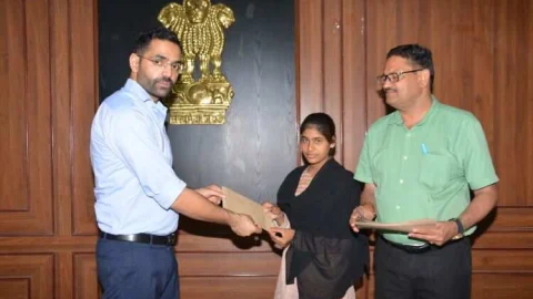 जिला कलेक्टर ने जिला री लाडली कल्याण समिति की गोद ली गई बेटियों को दिए चैक