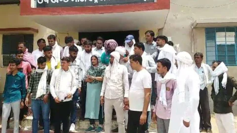 पानी, बिजली की आपूर्ति करवाने की मांग को लेकर मुख्यमंत्री के नाम ज्ञापन