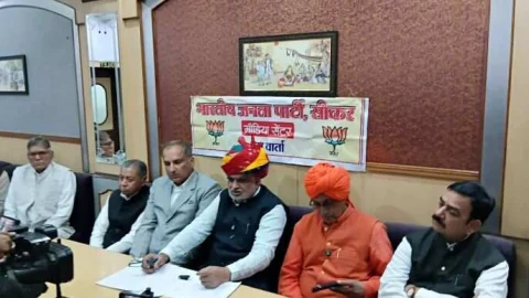 सीकर में यूडीएच मंत्री खर्रा ने की प्रेस वार्ता, कहा – सौगात देकर जायेगे प्रधानमंत्री