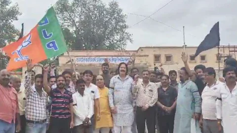 बिजली कटौती को लेकर भाजपा ने लहराए काले झंडे