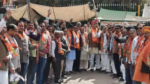 दिल्ली की जीत पर भाजपाईयो ने आतिशबाजी कर ख़ुशिया मनाई