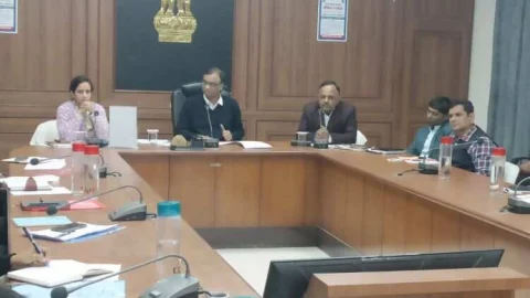 जिला कलेक्टर ने आयुक्त नगर परिषद फतेहपुर को चार्टशीट देने के दिए निर्देश