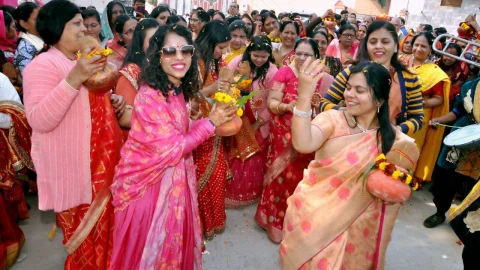 संत सानिध्य में श्रीमद् भागवत सप्ताह ज्ञान यज्ञ का शोभायात्रा के साथ भव्य शुभारंभ