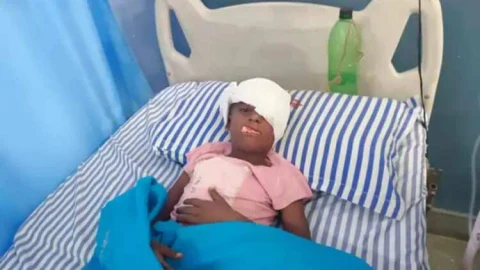 जुगाड़ के पलटने से दो बालिकाएं गंभीर रूप से घायल