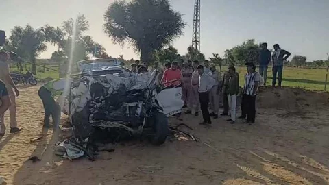 ट्रोले व कार में हुई भीषण टक्कर में चार दोस्तों ने गवाई जान