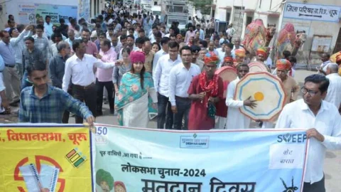 सजे-धजे ऊंट- घोड़ों के साथ निकली वोट बारात ने दिया मतदान जागरुकता का संदेश