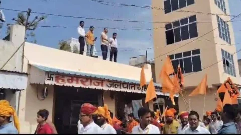 रामनवमी के अवसर पर आयोजित शोभा यात्रा का अल्पसंख्यक समाज ने किया पुष्प वर्षा कर स्वागत