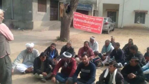 निर्माण श्रमिकों ने श्रम कल्याण विभाग कार्यालय पर दिया धरना