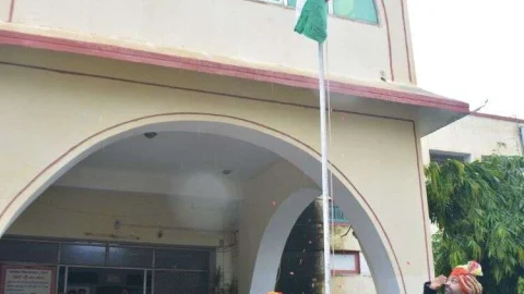 जिला कलेक्टर कमर चौधरी ने किया जिला कलेक्ट्रेट में ध्वजारोहण