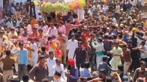 125 किलो चांदी के रथ पर सवार होकर निकले खाटू श्याम