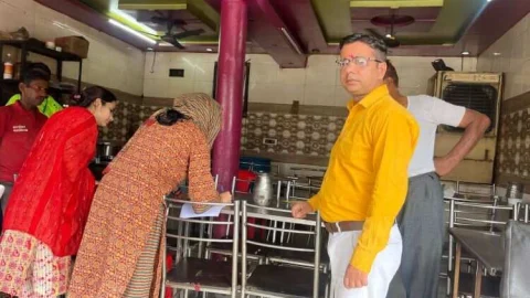 रसद विभाग की टीम ने जब्त किए 4 फर्मो से 8 सिलेण्डर